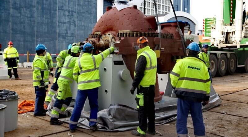 Zdvih turbíny na stavbě