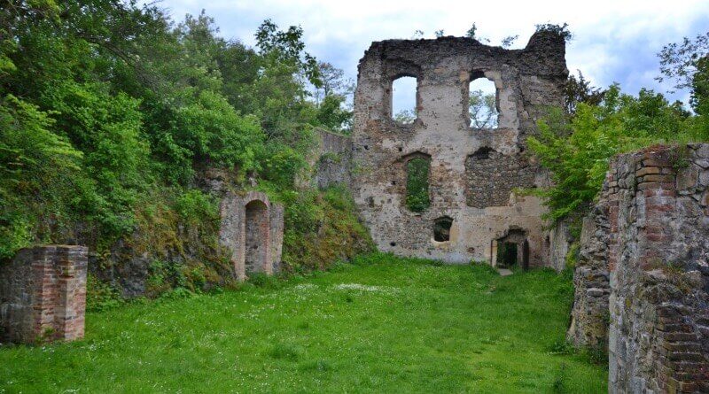 Zřícenina hradu Roupov