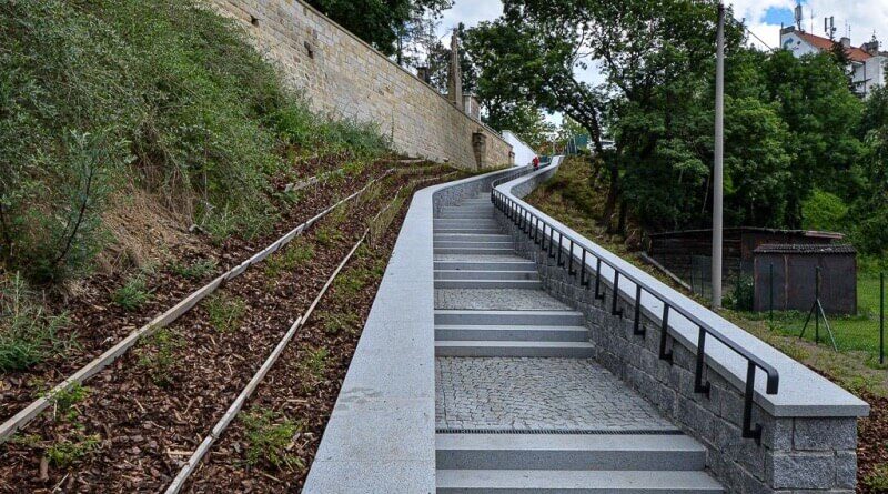 nové schodiště v parku U Ježíška
