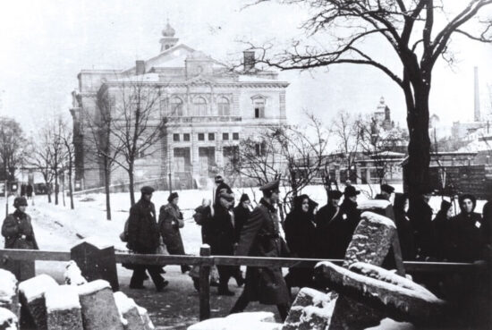 Odvádění Židé ze Sokolovny ve Štruncových sadech