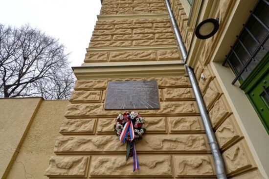 Pamětní deska na Sokolovně ve Štruncových sadech