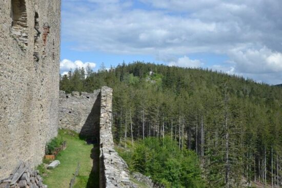 Pohled na zříceninu Pustý Hrádek