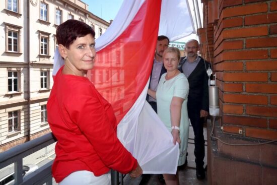 Běloruská vlajka na úřadu Plzeňského kraje