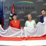 Běloruská vlajka na úřadu Plzeňského kraje