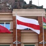 Běloruská vlajka na úřadu Plzeňského kraje