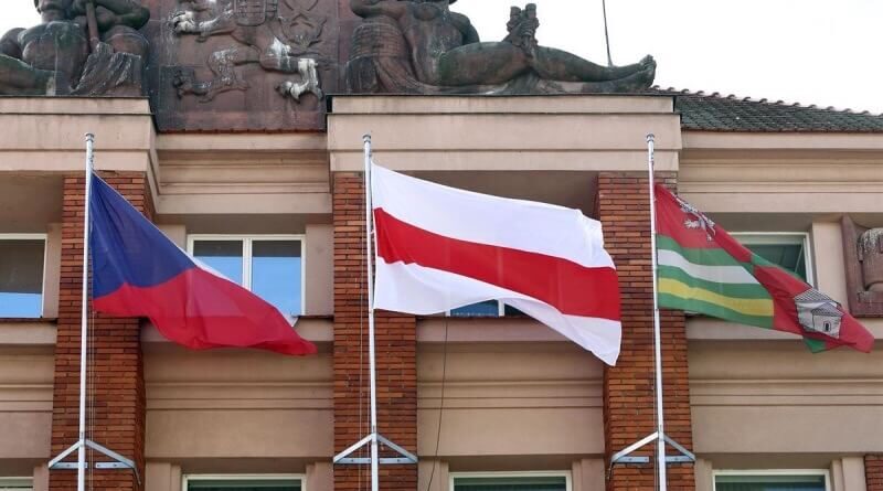 Běloruská vlajka na úřadu Plzeňského kraje