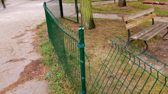 Poškozené dětské hřiště