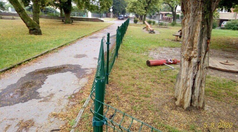 Poškozené dětské hřiště