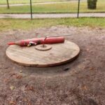 Poškozené dětské hřiště