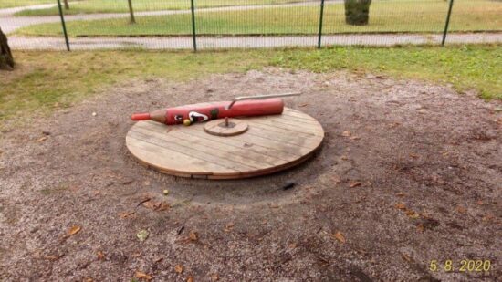 Poškozené dětské hřiště