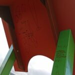 poškozené dětské hřiště