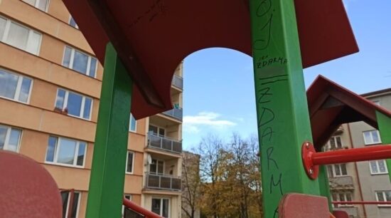 poškozené dětské hřiště