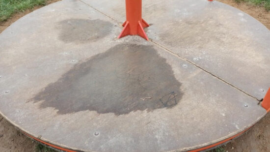 poškozené dětské hřiště