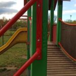 poškozené dětské hřiště