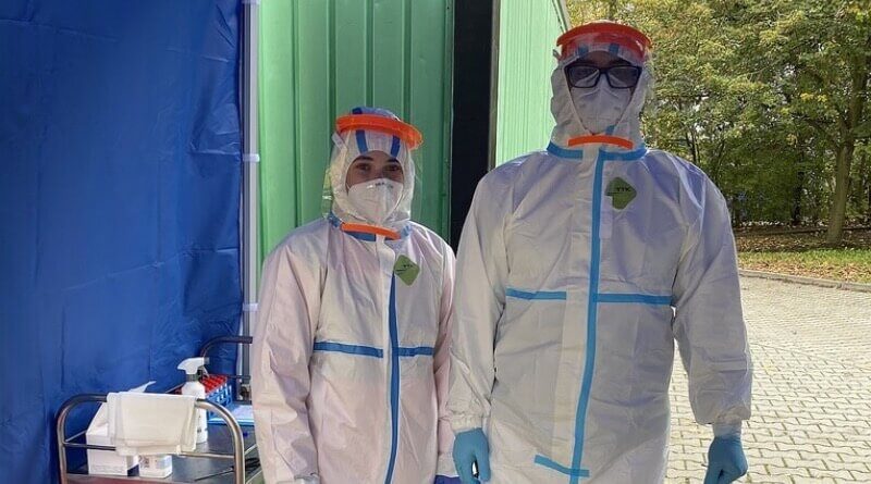 studenti na odběrové stanici