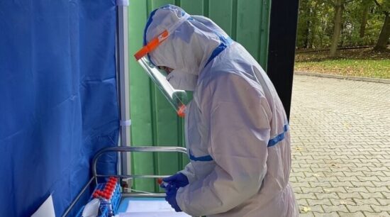 studenti na odběrové stanici