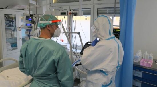 Policisté pomáhají ve Stodské nemocnici