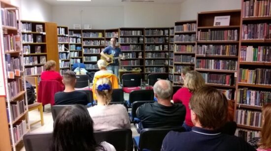 koncert mezi knihami