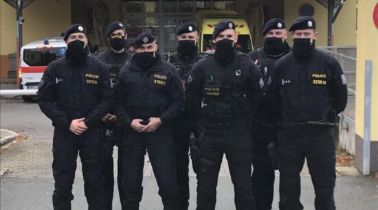 Policisté pomáhají ve Stodské nemocnici