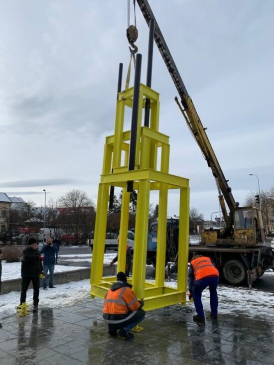 Instalace věže pro Jana Palacha v Klatovech