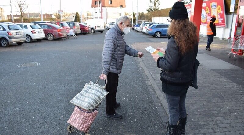 rozdávání letáků
