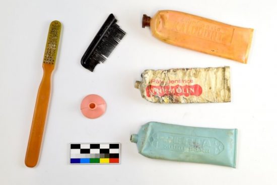 Osobní předměty vězňů nalezené při výzkumu v táborech Nikolaj a Eliáš II