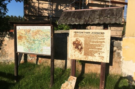 Informační tabule u kostela