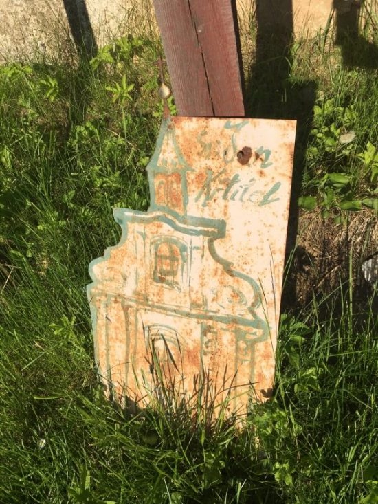 Informační tabule u kostela