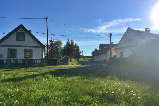 Vesnici tvoří jen několik chalup kolem kostela