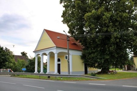 Kaple Narození Panny Marie a památná lípa