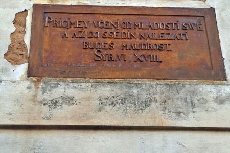 Nápis na bývalé základní škole