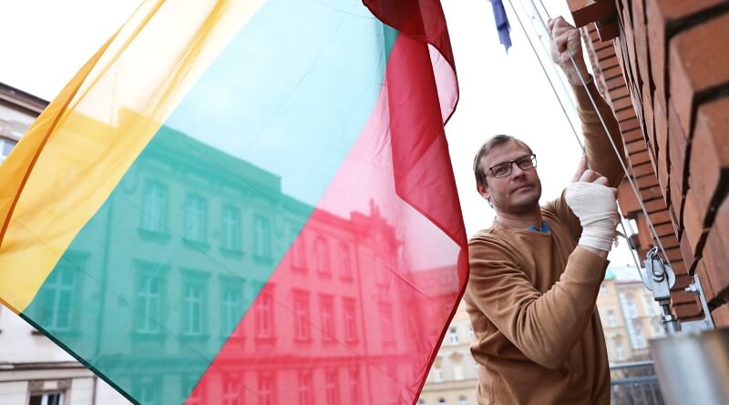 vyvěšení litevské vlajky