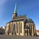 Ukrajinská vlajka na ochozu katedrály sv. Bartoloměje