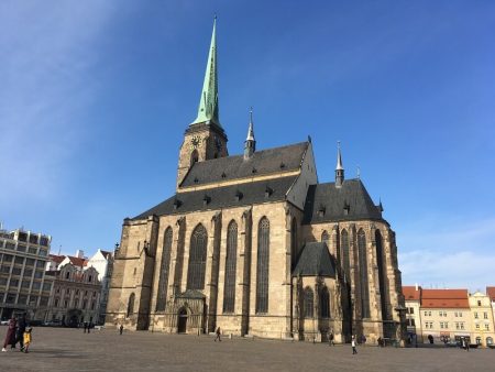 Ukrajinská vlajka na ochozu katedrály sv. Bartoloměje