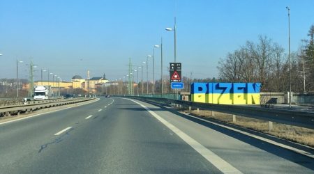 Betonový monolit vítá v barvách ukrajinské vlajky