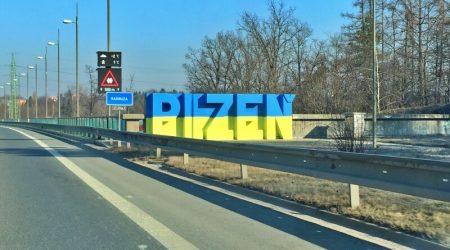 Betonový monolit vítá v barvách ukrajinské vlajky