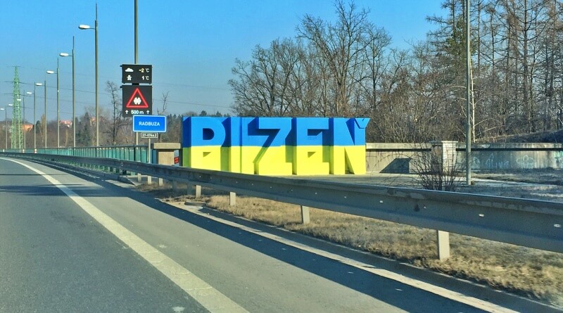 Betonový monolit vítá v barvách ukrajinské vlajky