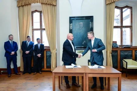 Milan Leška a Pavel Šindelář při podpisu smlouvy