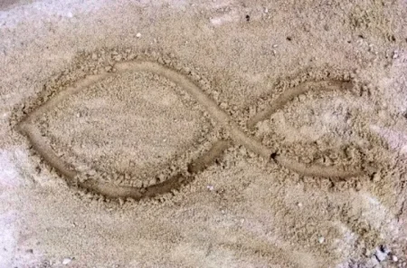 Symbol ryby v písku