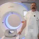 Profesor Jiří Ferda u nového speciálního přístroje CT