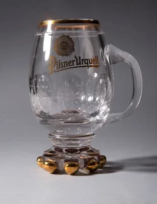 Skleněný pohár ve tvaru vejce s vybroušenými velikonočními motivy a jemnými zlatými ornamenty vytvořený úspěšným českým designérem Ronym Pleslem a českými skláři, 2013