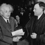 Einstein přebírá americké občanství