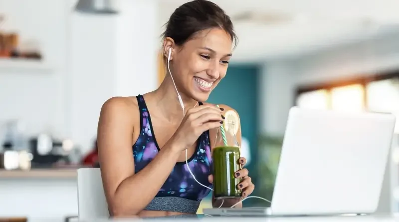 sportovní žena u počítače