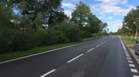 Silnice nad Košuteckým jezírkem