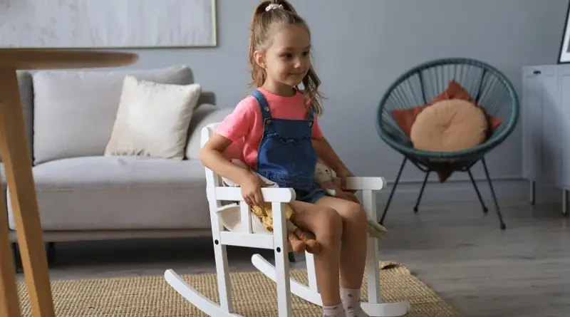 dítě v houpacím křesle