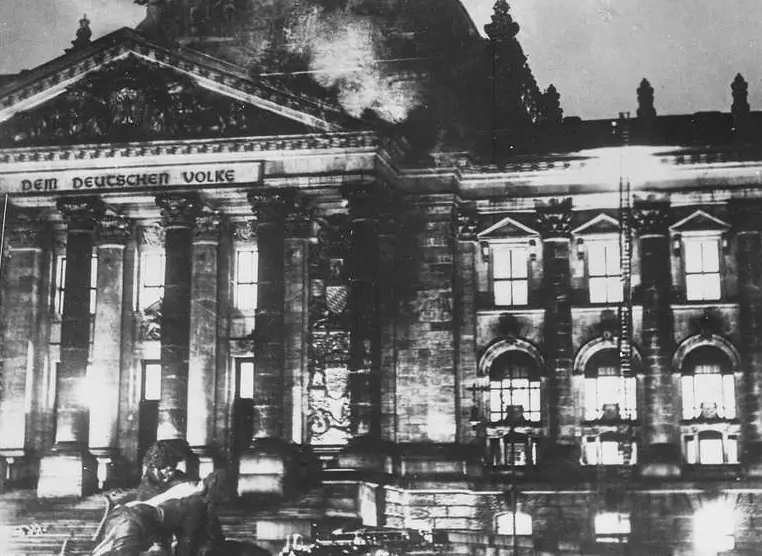 Reichstag v plamenech