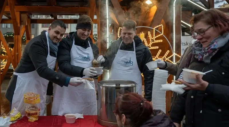 rozlévání polévky