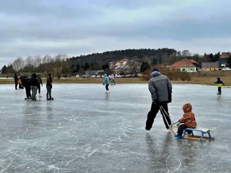 Kluziště na louce v Dobřanech