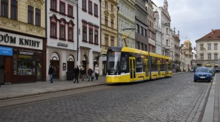 tramvaj na náměstí