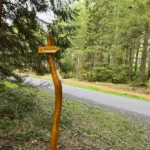 Kolem cesty pro pěší vede i cyklostezka